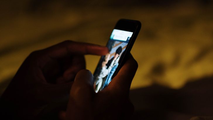 https://salarnews.in/public/uploads/images/newsimages/maannewsimage28092026_165322_phone abuse.jpg